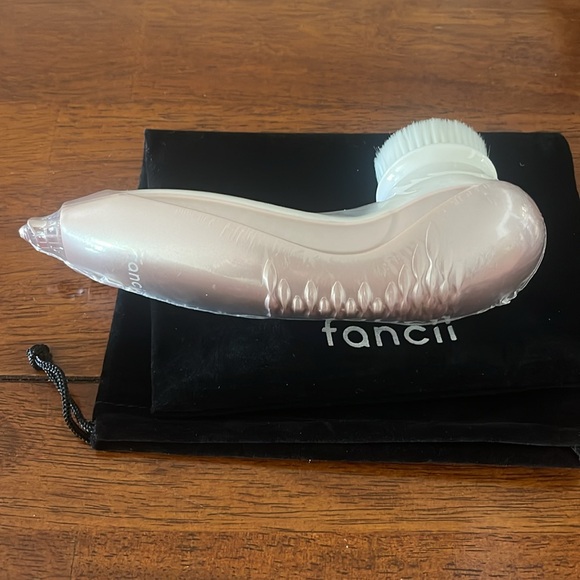 Cora 7  face and body brush with multiple attachments brand new never used - Picture 3 of 12